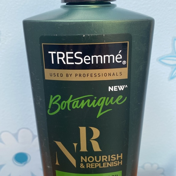 TRESemme Botanique Nourish & Replenish With Olive Oil & Camellia Oil Shampoo New - Picture 3 of 9